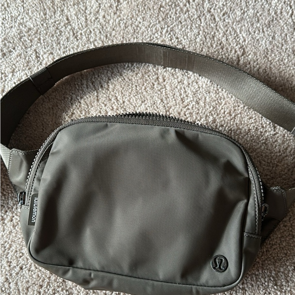 Lululemon Athletica 2L Belt Bag